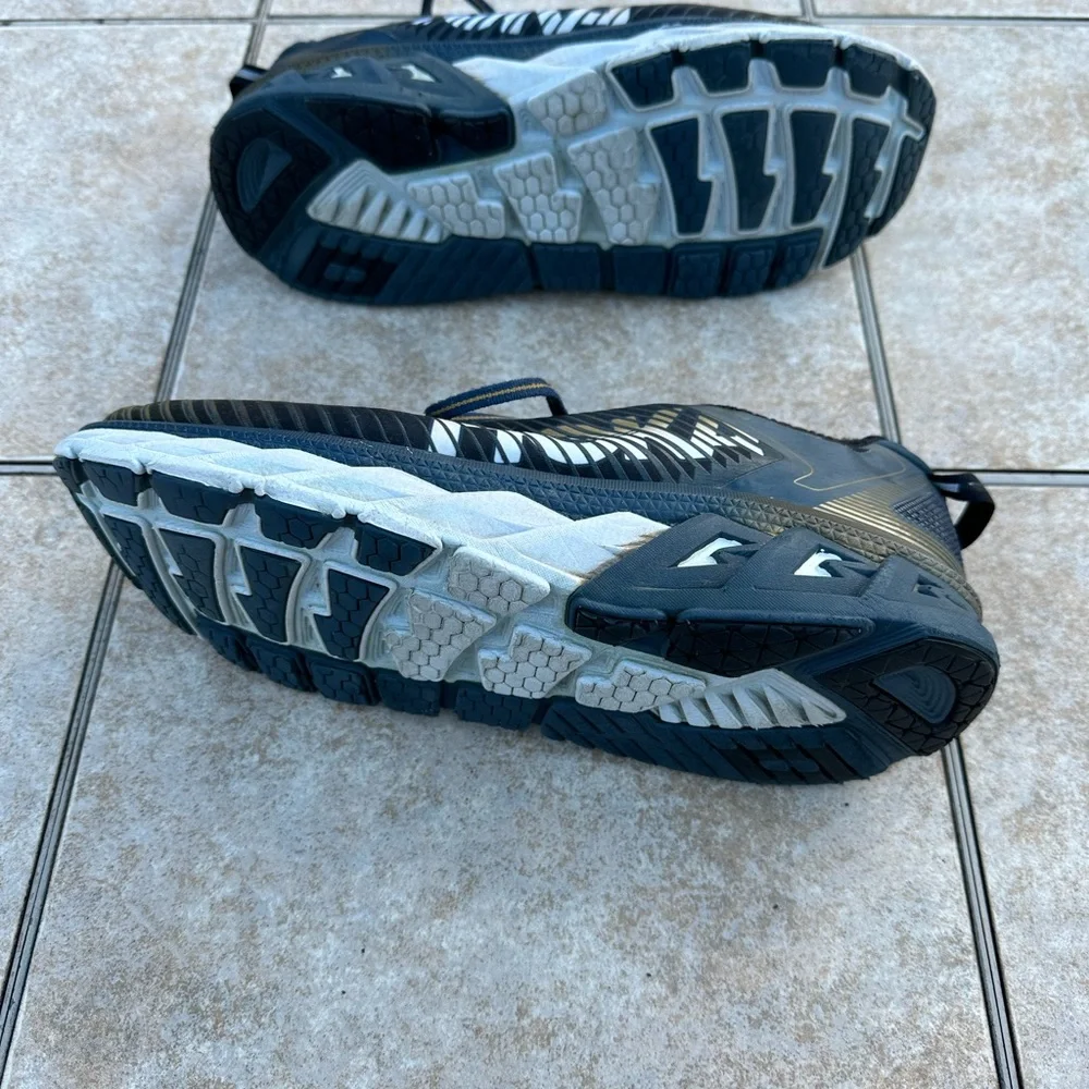 HOKA ONE ONE - M ARAHI MIDNIGHT NAVY/METALLIC GOLD